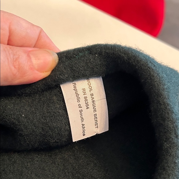 Stylish Beret Set in Red, Green, and Black - Picture 8 of 11